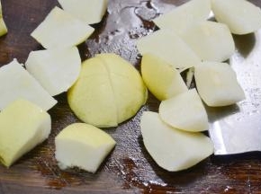 雪梨洗净去核带皮切大块