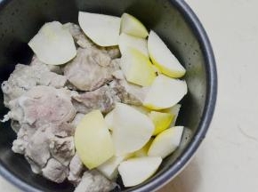 然后一起放入电压力锅