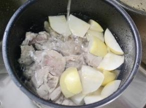 加入适量的水，大约30分钟左右，食用前加点盐就好