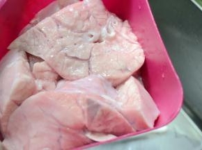 看，清洗好的猪肺颜色看着也有光泽感了