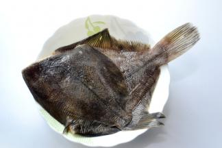 材料：鲽鱼2只 调料：盐 黑胡椒颗粒 料酒