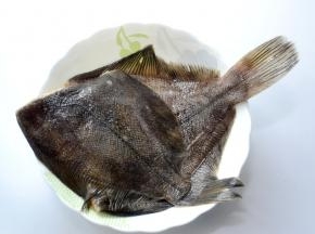 材料：鲽鱼2只 调料：盐 黑胡椒颗粒 料酒