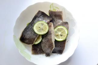 鲽鱼去内脏洗净切大块用黑胡椒、盐、料酒和青柠檬腌制半小时