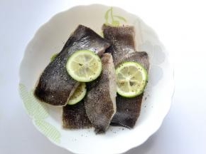 鲽鱼去内脏洗净切大块用黑胡椒、盐、料酒和青柠檬腌制半小时