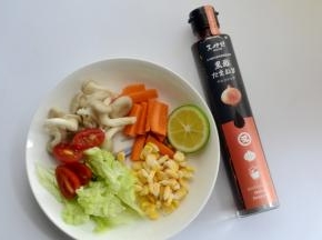 辅料：生菜 胡萝卜 玉米粒 白玉菇 小番茄 青柠檬 洋葱黑醋色拉汁