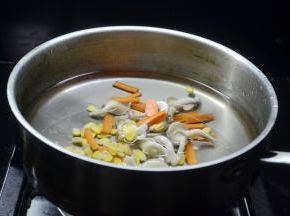 胡萝卜切条和玉米粒、白玉菇放入锅内焯烫捞起