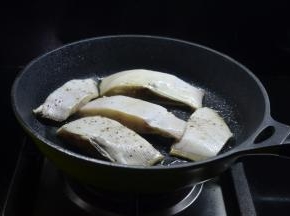 热锅烧热橄榄油将腌制好的鱼块放入