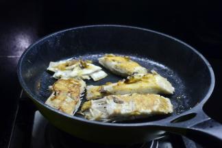 煎至两面微黄至熟