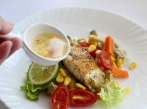 将辅料和鱼块摆盘，然后浇上洋葱黑醋色拉汁即可