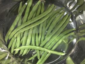 四季豆用水泡30分钟，再过洗2次