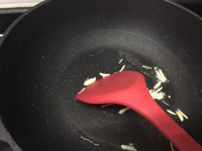 放入蒜头丝爆香