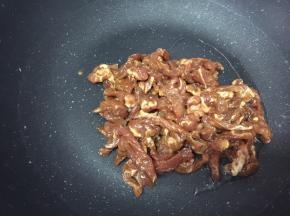 放入肉丝