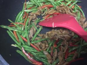 放入肉丝翻炒2分钟即可