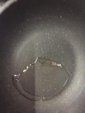 中火，热锅冷油