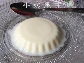 细腻嫩滑又爽口的牛奶果冻成品，完成。