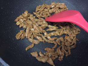 快速翻炒至9成熟，捞起备用