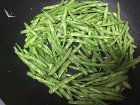 放入切好丝的四季豆快速翻炒均匀