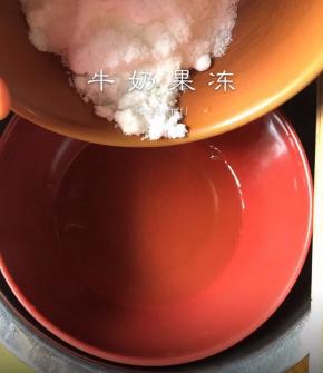 隔热水加热，加入细砂糖搅拌至糖融化
