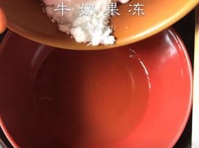 隔热水加热，加入细砂糖搅拌至糖融化
