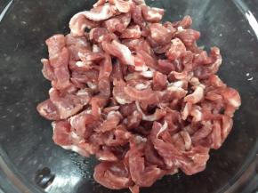 肉洗干净沥干水切丝