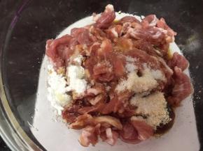 加入所有腌制肉丝调料