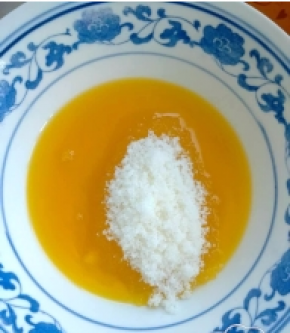 2、将秤好的油和糖混合，用打蛋器搅拌均匀，