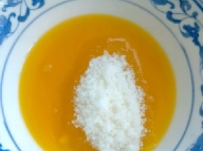 2、将秤好的油和糖混合，用打蛋器搅拌均匀，