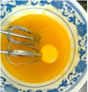 3、加入鸡蛋，继续搅拌至黏稠状