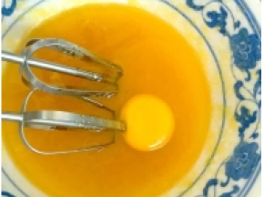 3、加入鸡蛋，继续搅拌至黏稠状