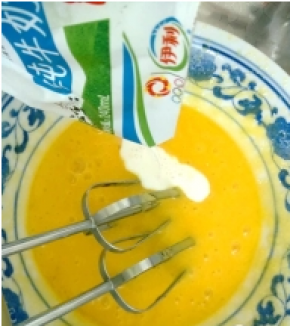 4、继续加入牛奶搅拌