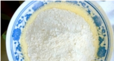 5、搅拌均匀后，加入准备好的面粉。