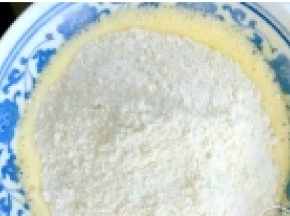 5、搅拌均匀后，加入准备好的面粉。