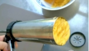 7、将和好的面装入裱花枪里。