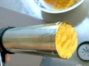 7、将和好的面装入裱花枪里。