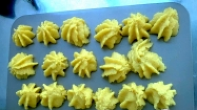 8、挤出漂亮的曲奇花，把烤箱温度调至175度，提前预热5分钟