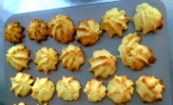 9、将烤盘送入烤箱，中层，烤制20分钟，奶香曲奇就烤好了。