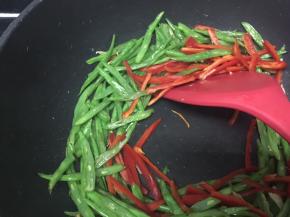 翻炒均匀放入红辣椒继续翻炒
