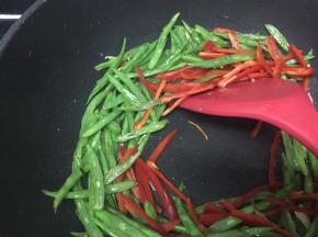 翻炒均匀放入红辣椒继续翻炒