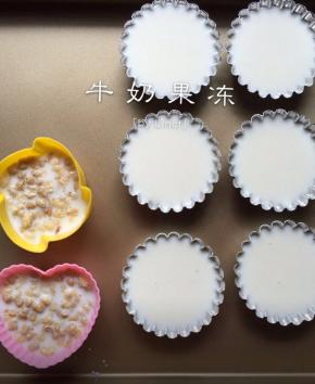 最后装入模具，放冰箱冷藏2小时以上