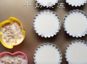 最后装入模具，放冰箱冷藏2小时以上