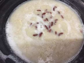 加入枸杞子，我买的是直接食用的，不需浸泡。