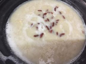 加入枸杞子，我买的是直接食用的，不需浸泡。