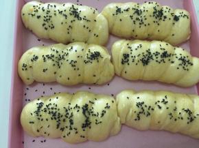 撒些芝麻（不喜欢的亲可以不放）
放进烤箱，180度烤20分钟
烤到8分钟左右盖上锡纸防止顶部烤糊