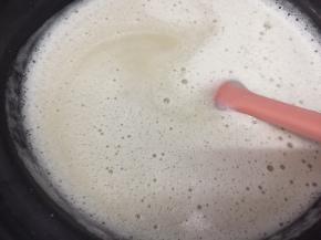 倒入锅里，小火，一边煮一边搅拌