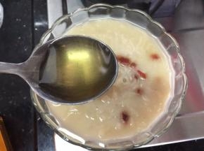 捞起，放凉至温度在55度以下加入蜂蜜，拌匀开喝了～