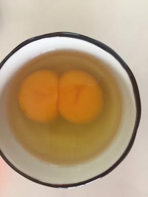 鸡蛋打进碗里（我这是双黄鸡蛋），打散，留出5g擦面包表面