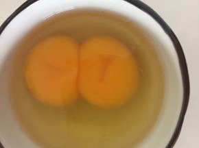 鸡蛋打进碗里（我这是双黄鸡蛋），打散，留出5g擦面包表面