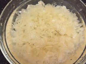 然后把雪耳剪碎，越碎越好，沥干水备用