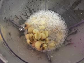 把煮过莲子和雪耳的水和莲子一并倒入搅拌机里，打成莲子糊