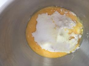 放入砂糖、盐、水